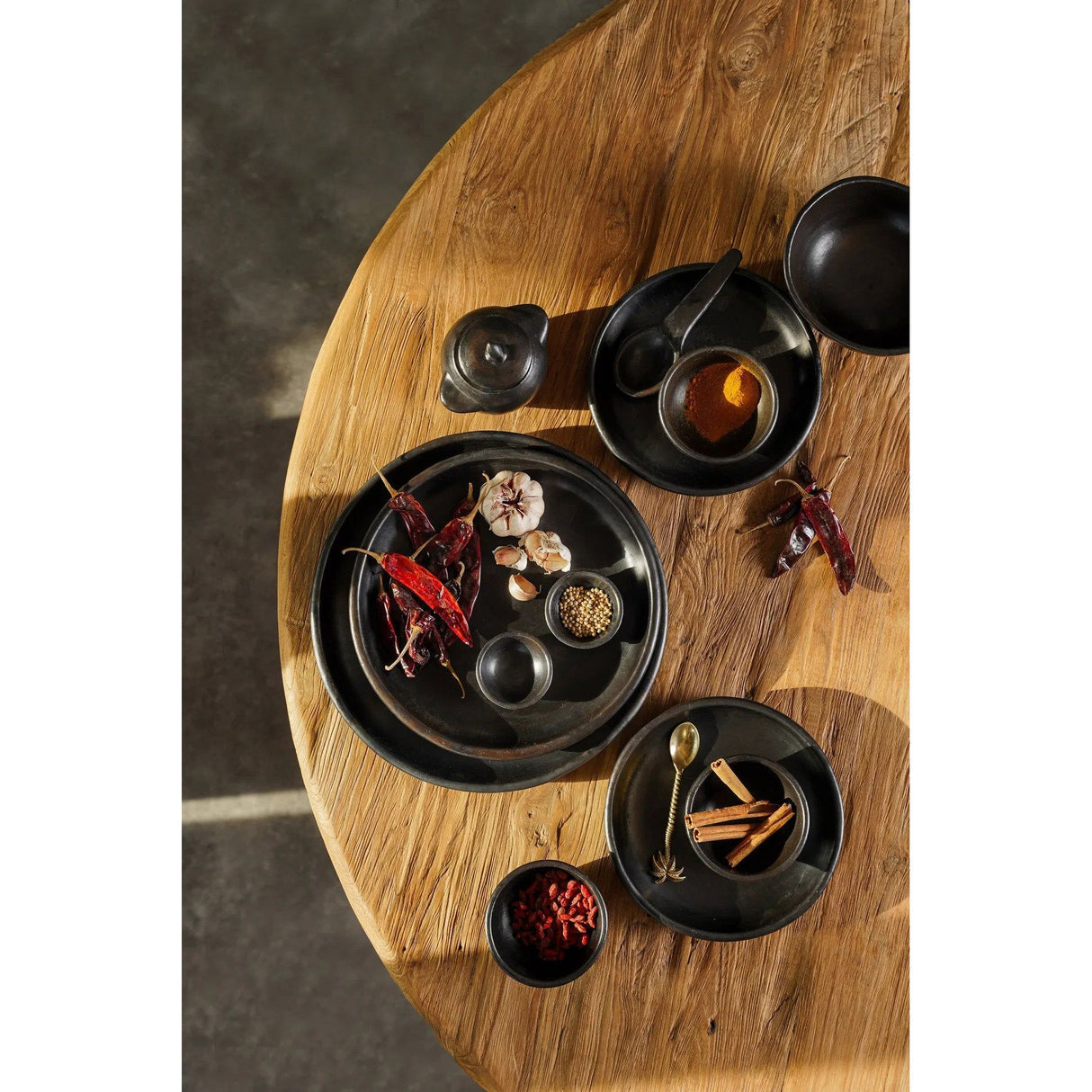 Teller – Gebrannte Terrakotta, Schlankes Design, Zeitlose Form, S | Bazar Bizar Antwerp
