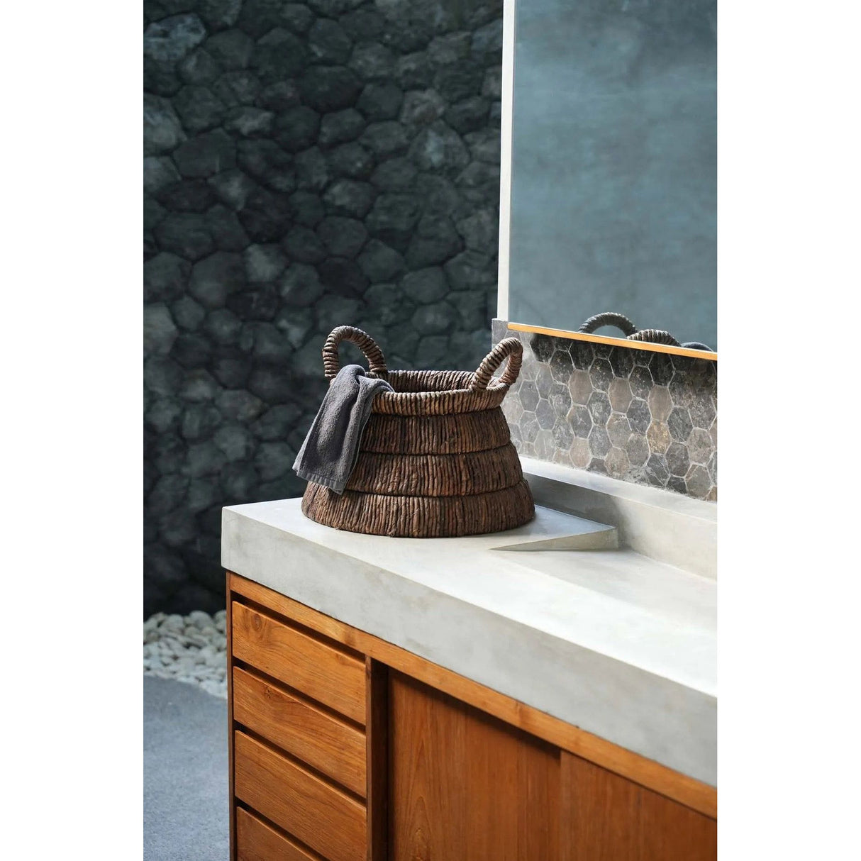 Korb – Bananenblatt Material, Dreieckige Form, Tragegriff Design – Chisomo | Bazar Bizar Antwerp
