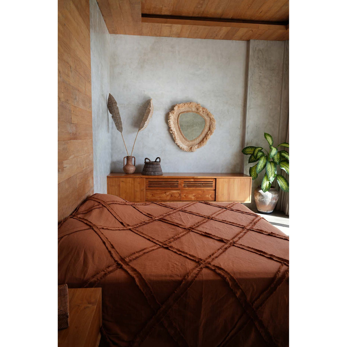 Korb – Bananenblatt Material, Dreieckige Form, Tragegriff Design – Chisomo | Bazar Bizar Antwerp