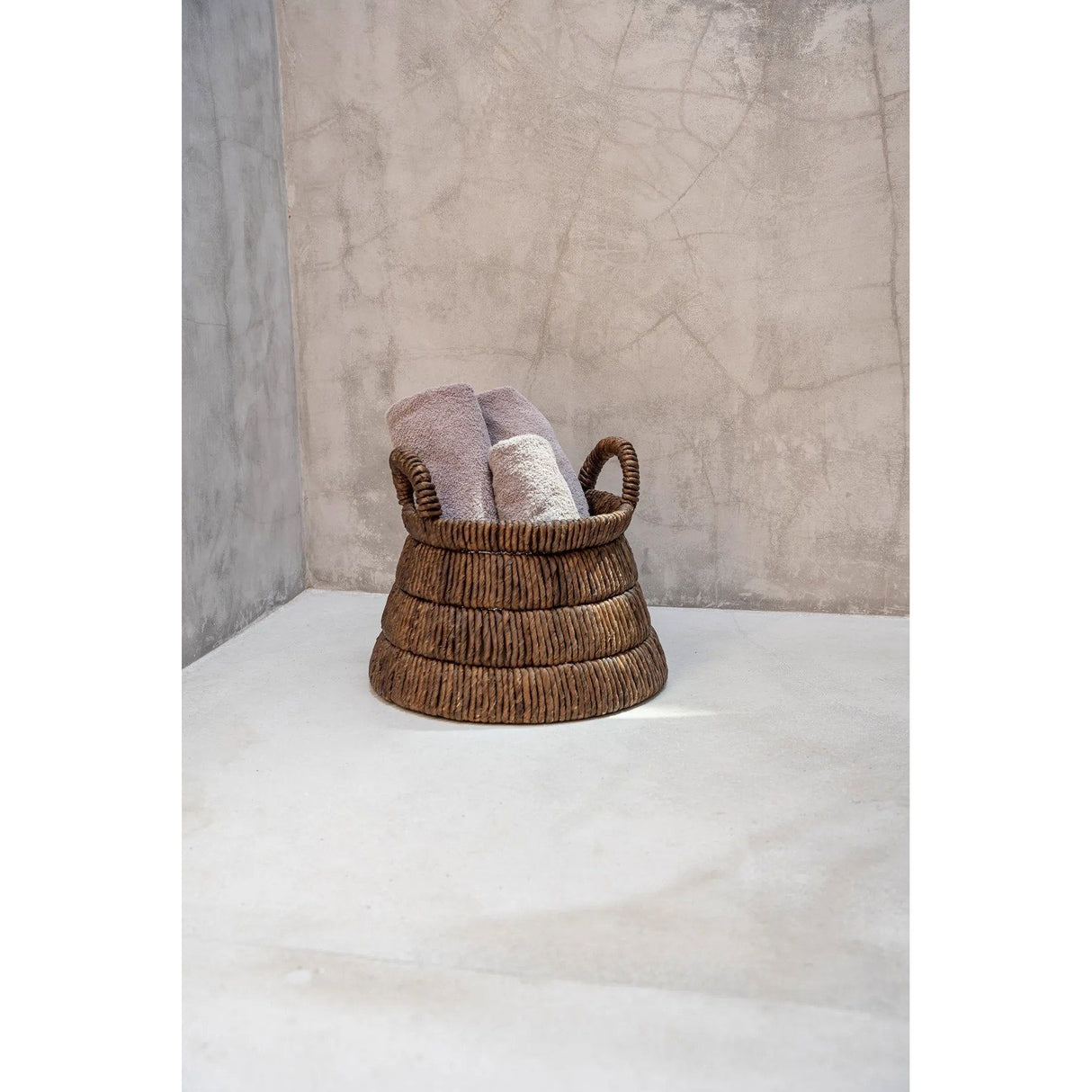 Korb – Bananenblatt Material, Dreieckige Form, Tragegriff Design – Chisomo | Bazar Bizar Antwerp
