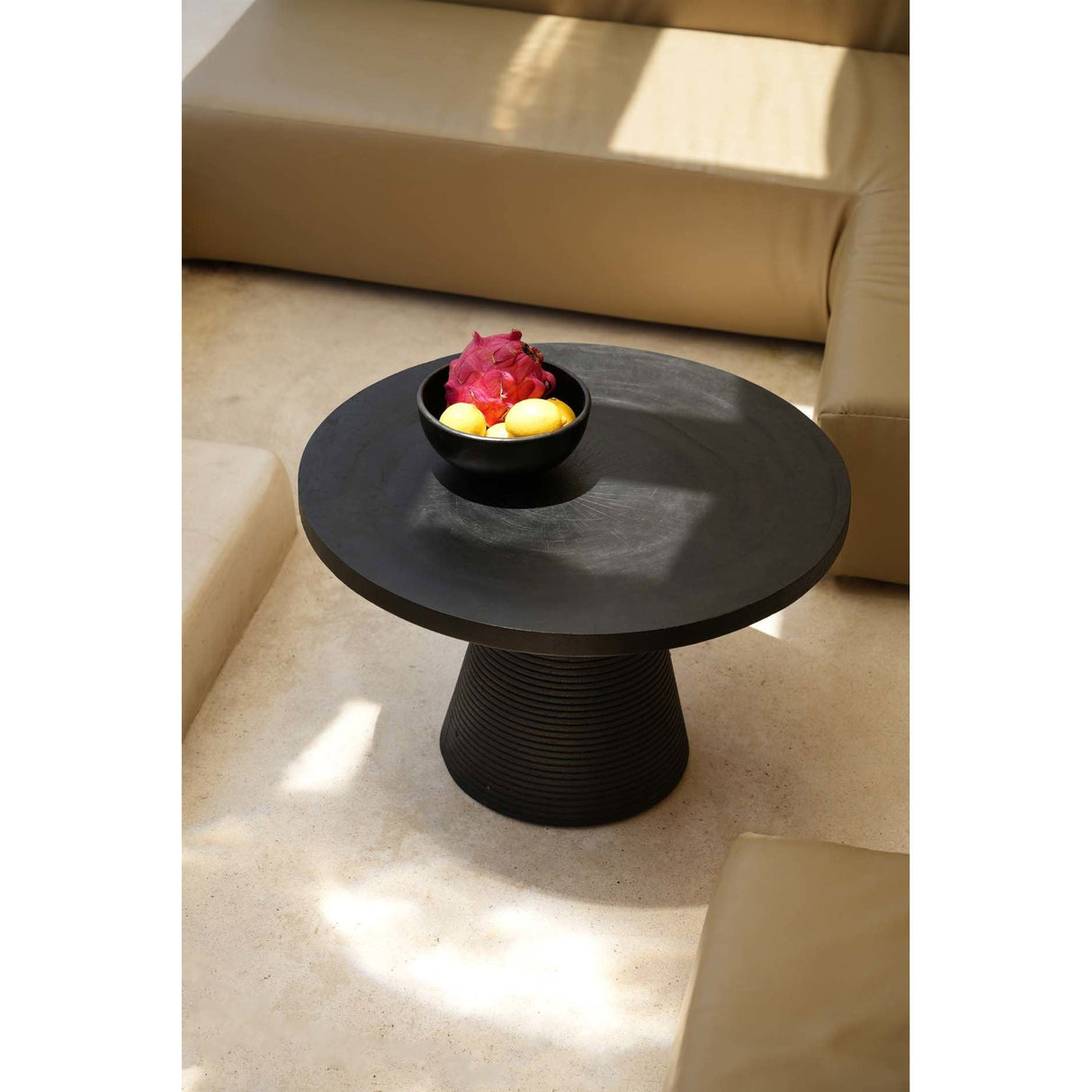 Couchtisch – Suarholz Material, Runde Form, Glatte Oberfläche – Hi Matata | Bazar Bizar Antwerp