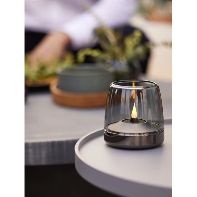 Kerzenhalter aus Glas und Aluminium mit modernem Design und LED-Kerzen-Kompatibilität, Rauchgrau – Glow 10 | Kooduu
