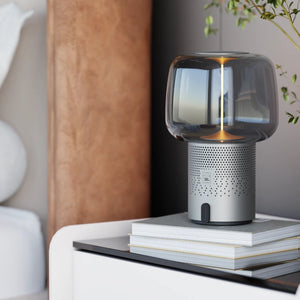 Lautsprecherleuchte aus pulverbeschichtetem Stahl mit handgefertigtem Glasschirm und Filament-LED – Serena PLAY | Kooduu