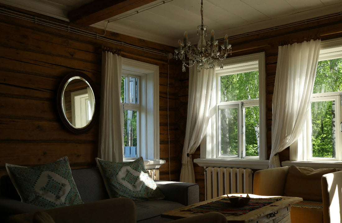 Wohnzimmer im Landhausstil mit dunklen, holzfarbigen Wänden und einer gemütlichen Atmosphäre