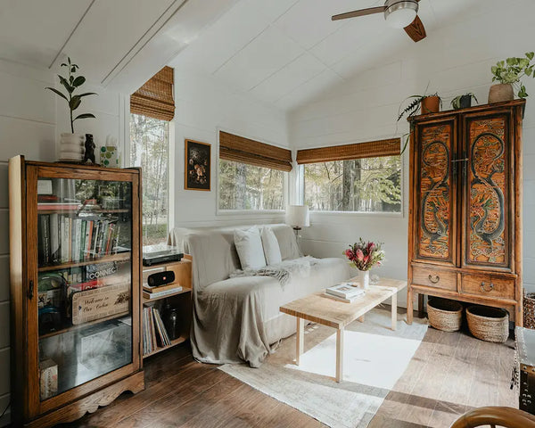 Wohnzimmer im Landhausstil mit zu vielen Dekoelementen – weniger ist mehr für ein harmonisches Gesamtbild