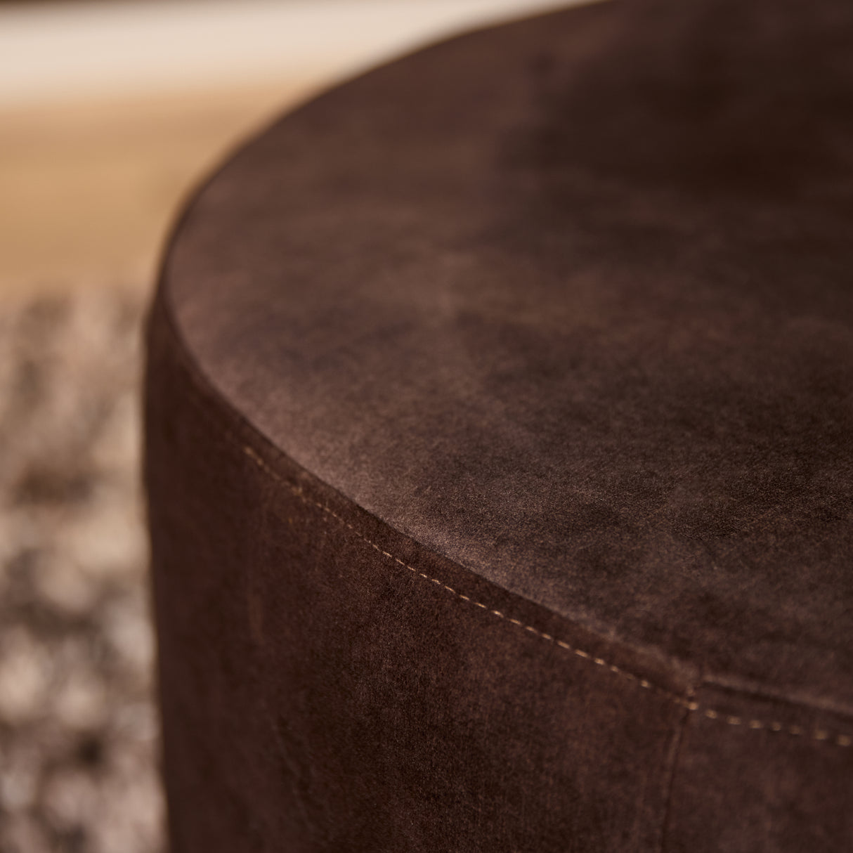 Hocker – Rundform, Braunbezug, Polsterdesign | Starfurn