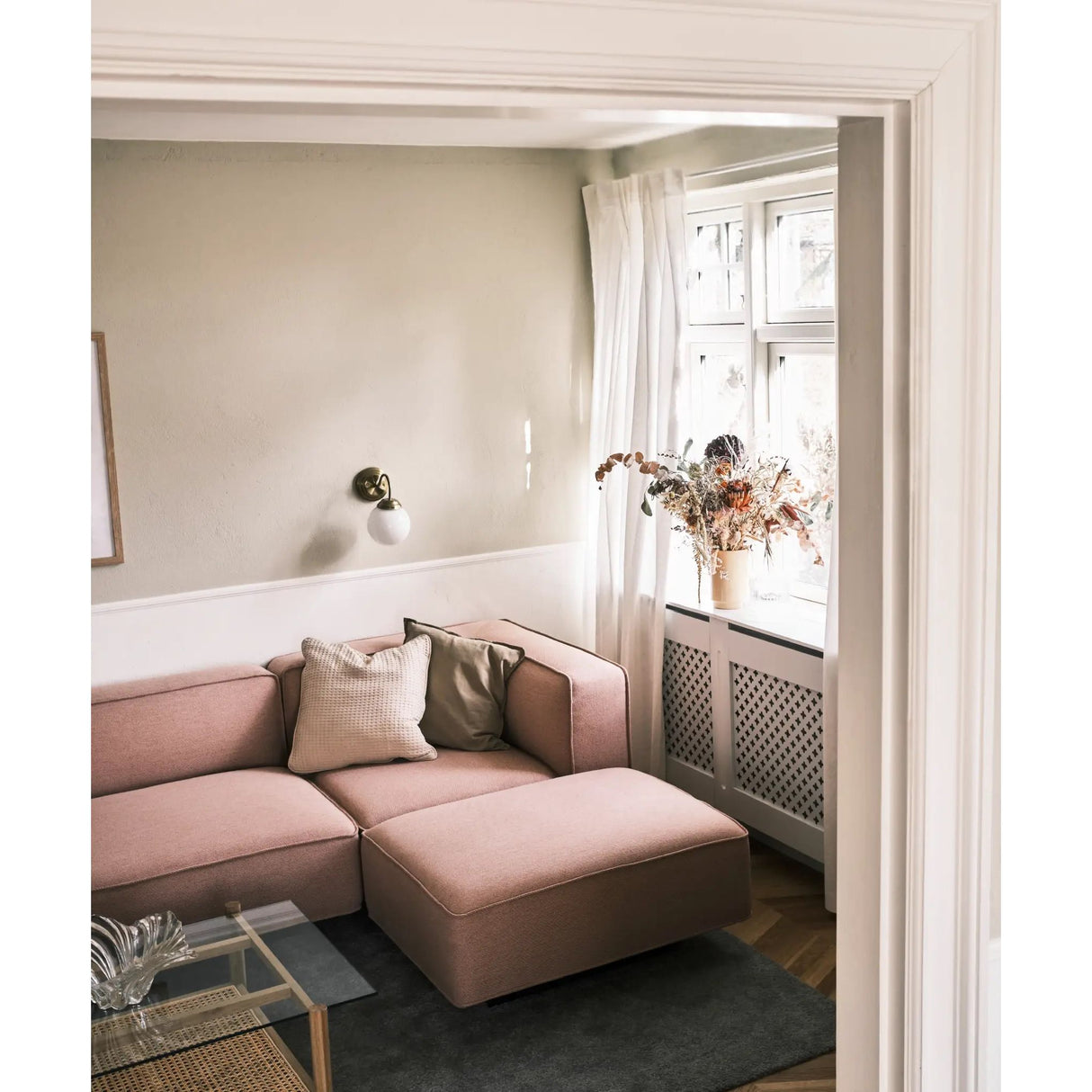Sofa – Modulares Design, Hochwertiger Komfortschaum, Sockelbasis-Optik – Utopia | Njordec