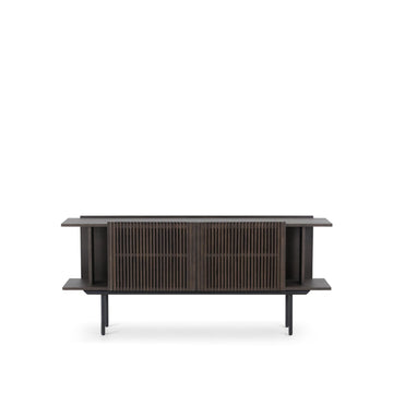 chlankes Sideboard im Landhausstil – massive Möbel vermeiden für ein ausgewogenes Raumgefühl
