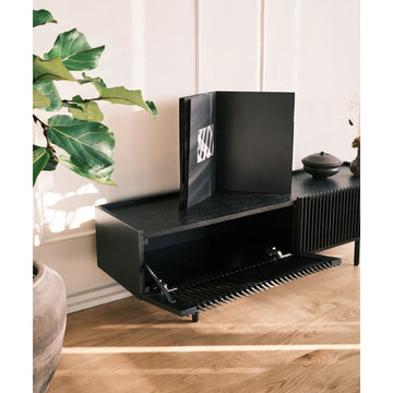 TV-Lowboard – Schräges Eichenlamellen-Design, Soft-Close-Scharniere, Kabelmanagement-Öffnungen – Louvre | Njordec