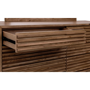 Kommode – Massives Eschenholz, Lamellen Frontdesign, Sechs Schubladen, Roux Brauner Farbton – Tanner | Modus Furniture International