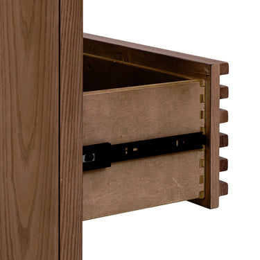 Kommode – Massives Eschenholz, Lamellen Frontdesign, Sechs Schubladen, Roux Brauner Farbton – Tanner | Modus Furniture International