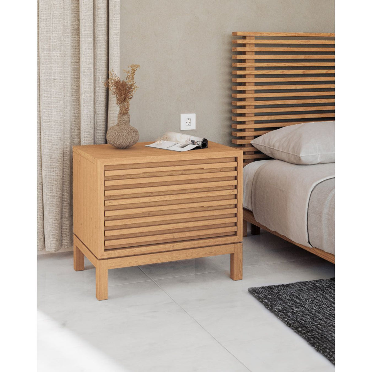 Nachttisch – Massives Eschenholz, Lamellen Frontdesign, Zwei Schubladen, Flaxen Farbton – Tanner | Modus Furniture International