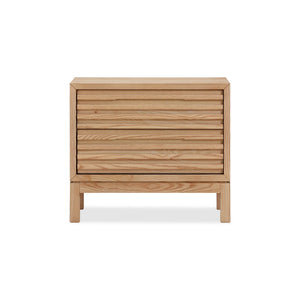 Nachttisch – Massives Eschenholz, Lamellen Frontdesign, Zwei Schubladen, Flaxen Farbton – Tanner | Modus Furniture International