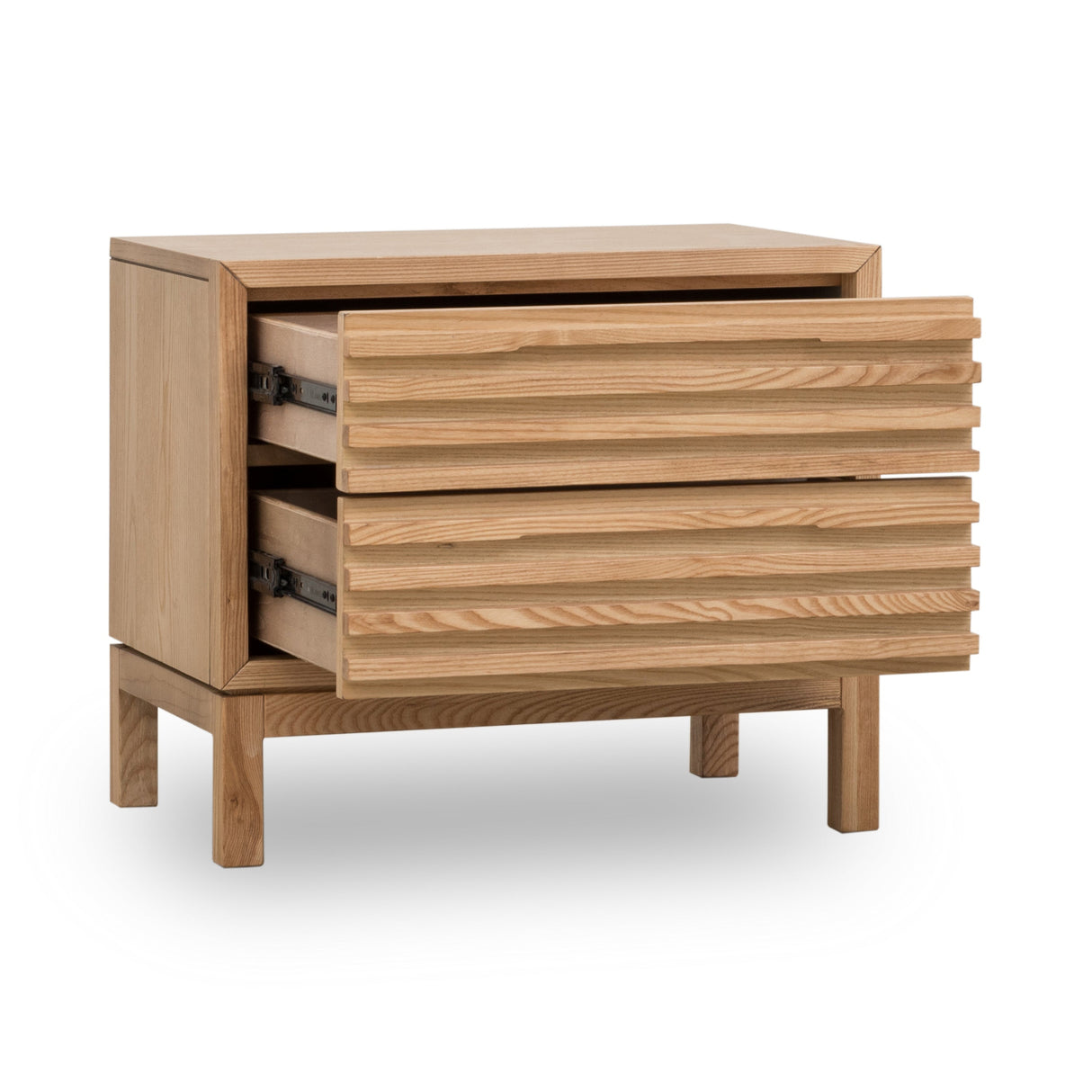 Nachttisch – Massives Eschenholz, Lamellen Frontdesign, Zwei Schubladen, Flaxen Farbton – Tanner | Modus Furniture International