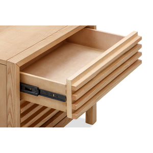 Nachttisch – Massives Eschenholz, Lamellen Frontdesign, Zwei Schubladen, Flaxen Farbton – Tanner | Modus Furniture International