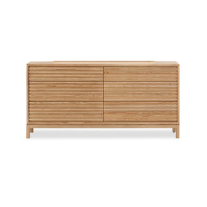 Kommode – Massives Eschenholz, Lamellen Frontdesign, Sechs Schubladen, Flaxen Farbton – Tanner | Modus Furniture International