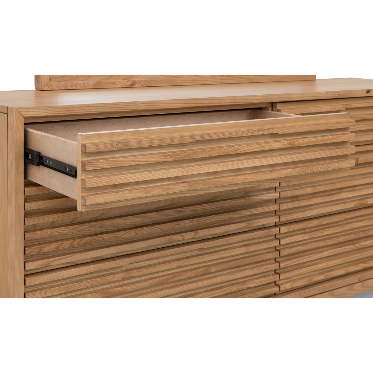 Kommode – Massives Eschenholz, Lamellen Frontdesign, Sechs Schubladen, Flaxen Farbton – Tanner | Modus Furniture International