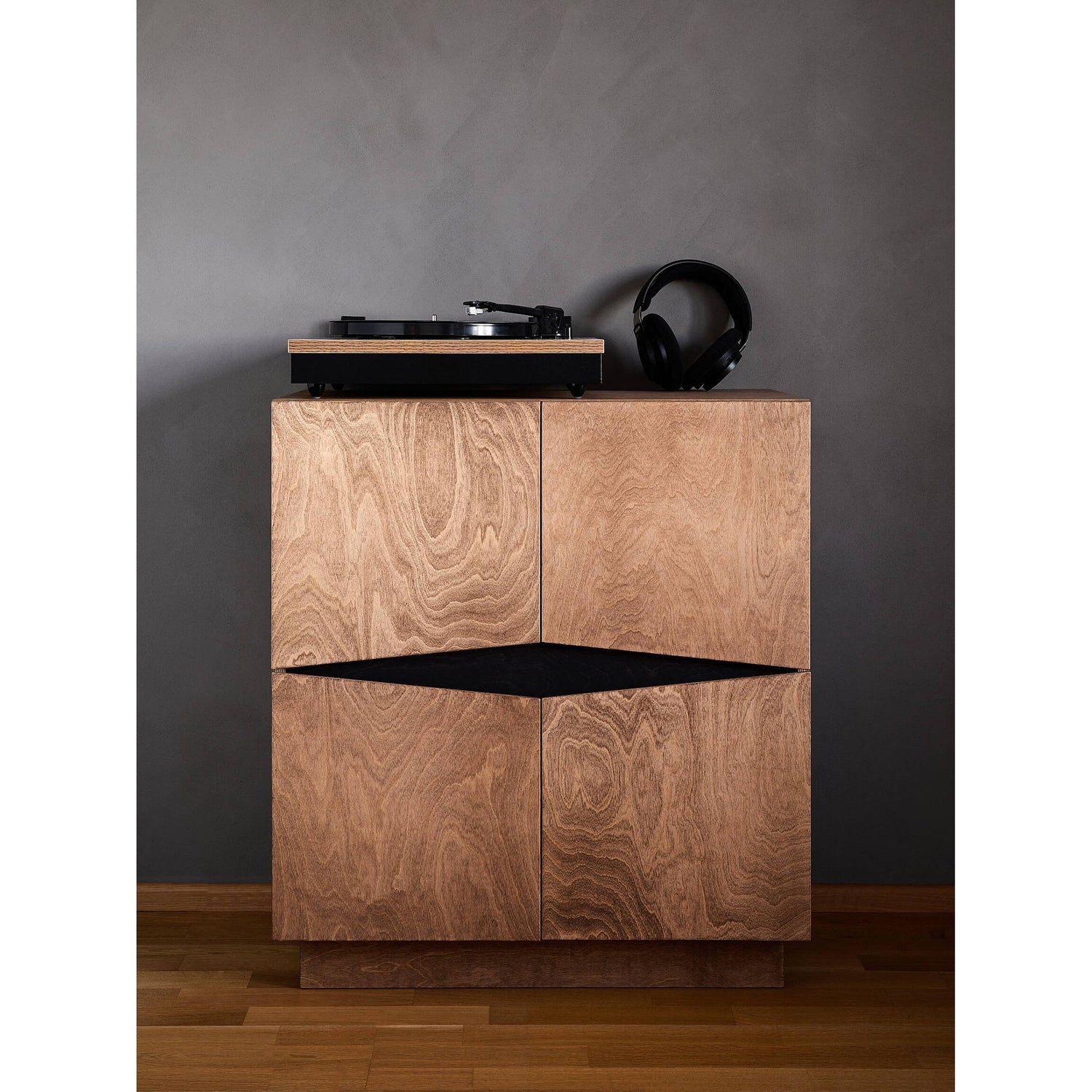 Sideboard – Birkensperrholz, Soft-Close-Türen, Schwarzer Akzent, 2×2 – Loxi | RADIS