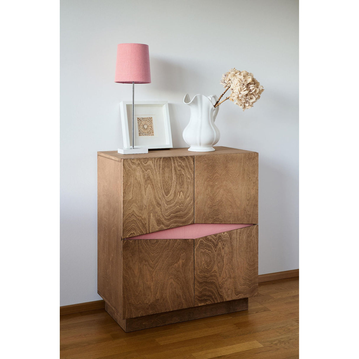 Sideboard – Birkensperrholz, Soft-Close-Türen, Rosa Akzent, 2×2 – Loxi | RADIS