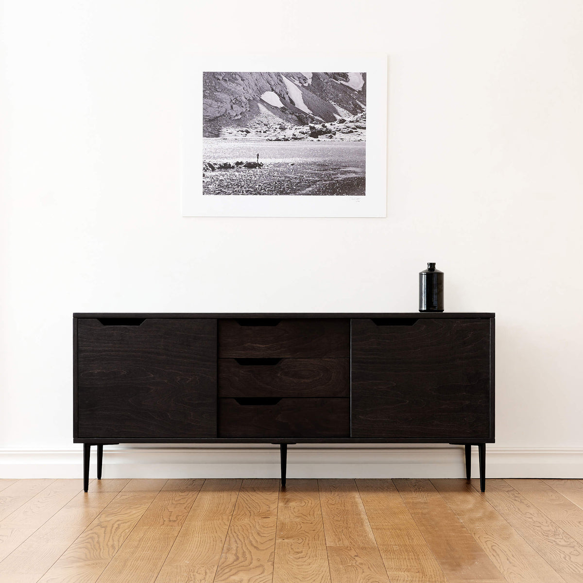 Sideboard – Birkensperrholz, Schiebetüren, Schwarz Gebeizt, 2 Türen 3 Schubladen - Noble | RADIS