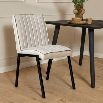 Esszimmerstuhl – Kunstleder Beige, Schwarzes Metallgestell, Kontrastnaht – Tivoli | Starfurn