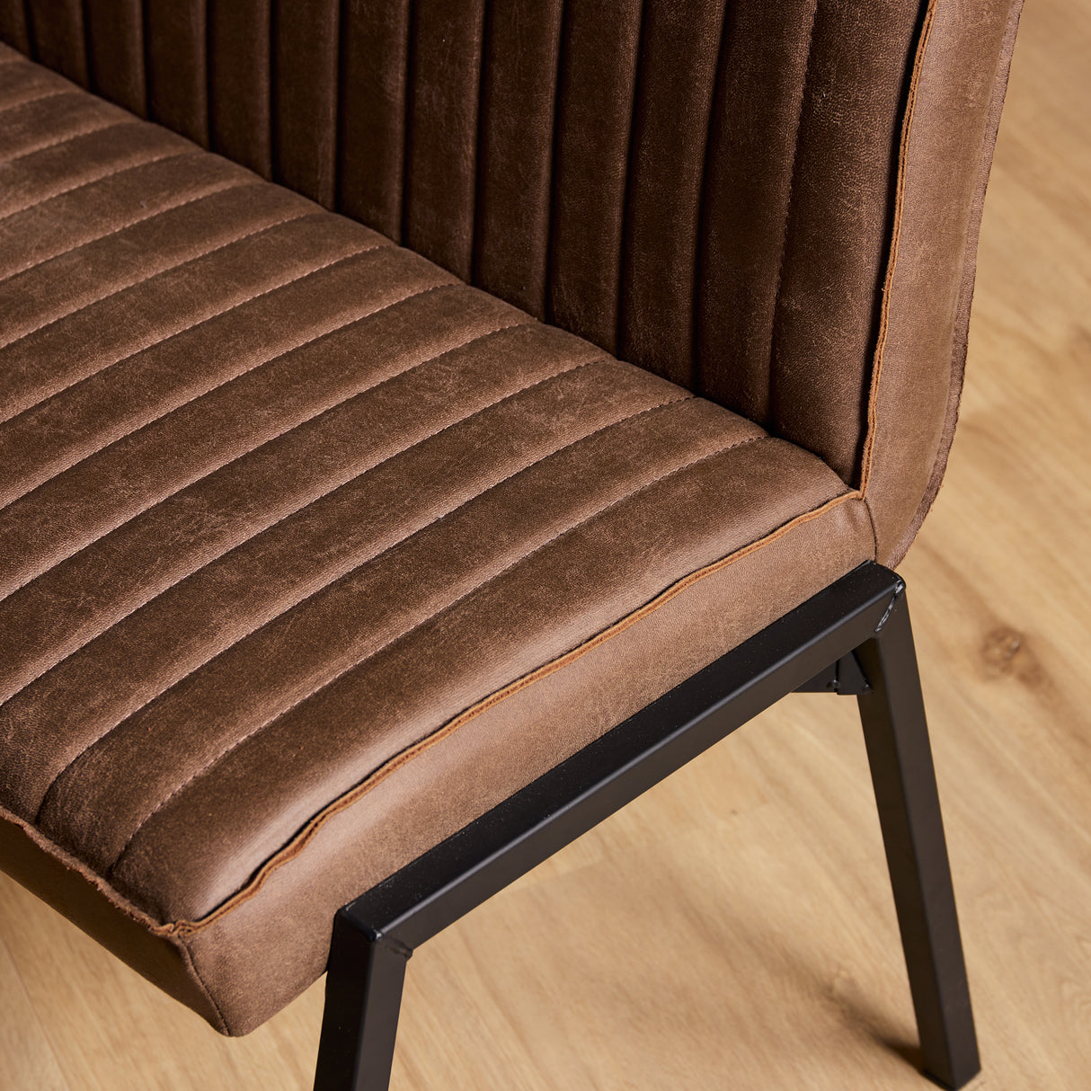Esszimmerbank – Kunstleder Braun, Schwarzes Metallgestell, Kontrastnaht, 155 cm – Tivoli | Starfurn