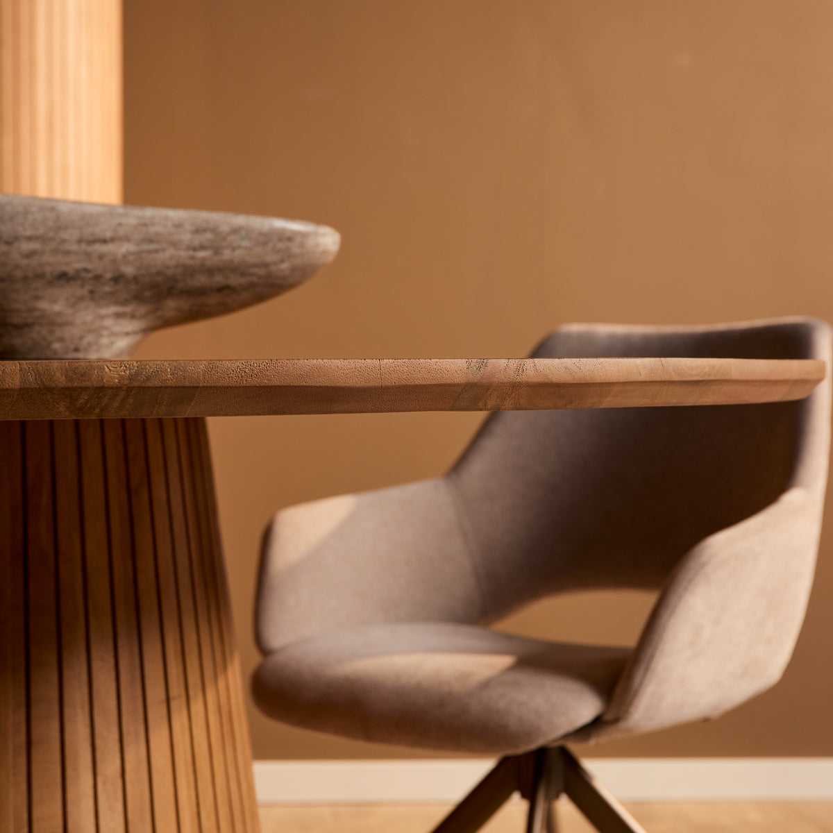 Dining Table – Oval Design, Natural Color, Mango Wood – Solana | Starfurn