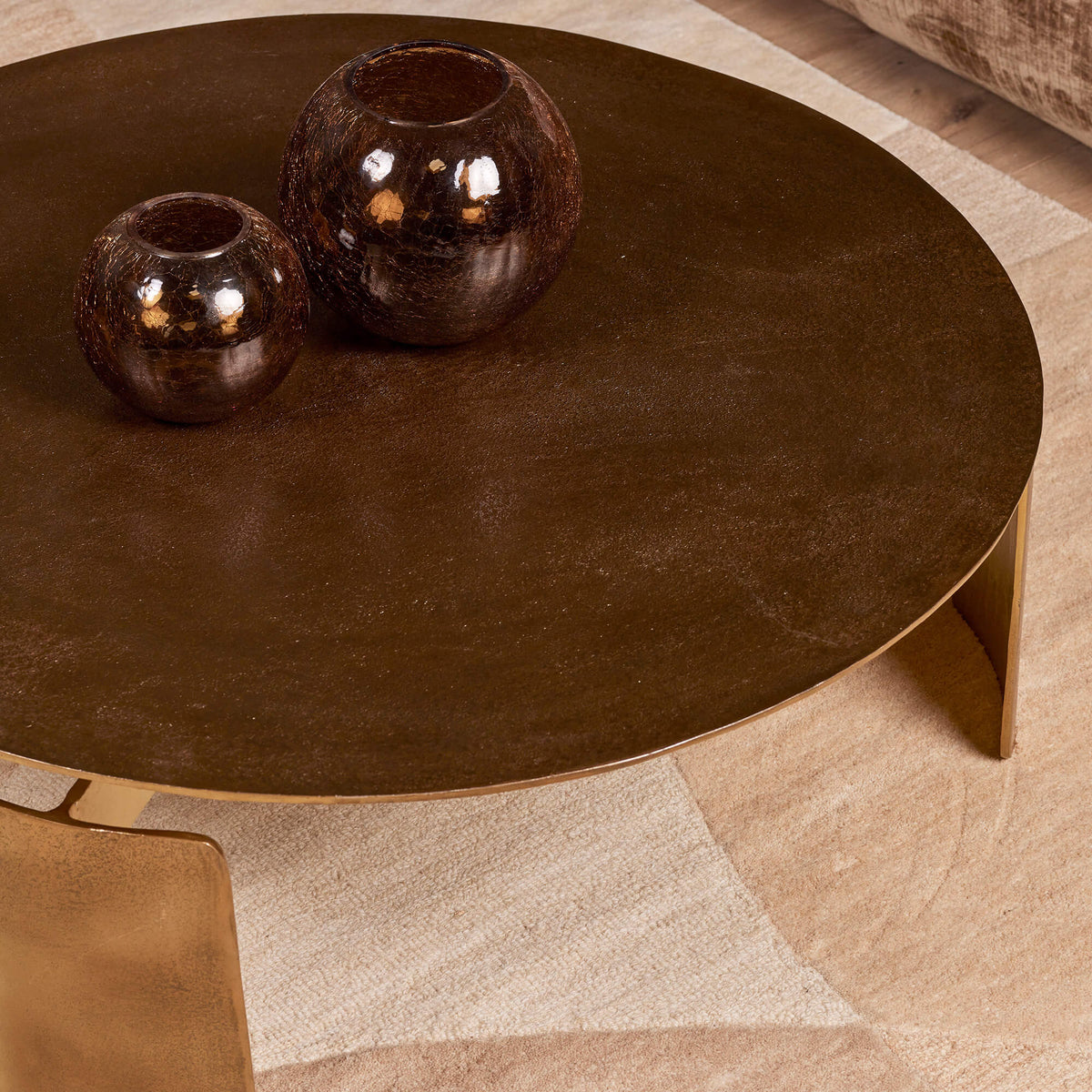Coffee Table – Round Shape, Aluminum Surface, Gold Finish – Darwin | Starfurn