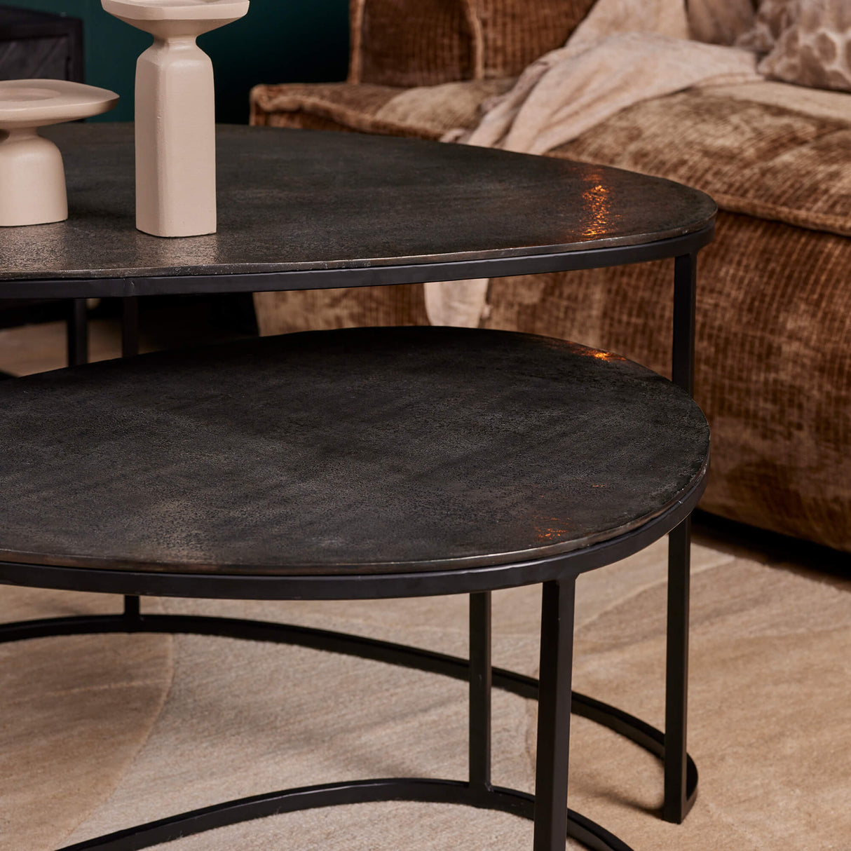 Couchtisch – Aluminium Tischplatten, Schwarzes Metallgestell, 2-teilig – Lana | Starfurn