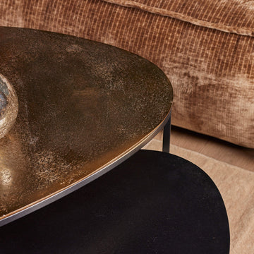 Couchtisch – Aluminiumplatten, Goldfinish, Eisengestell – Jarrel | Starfurn