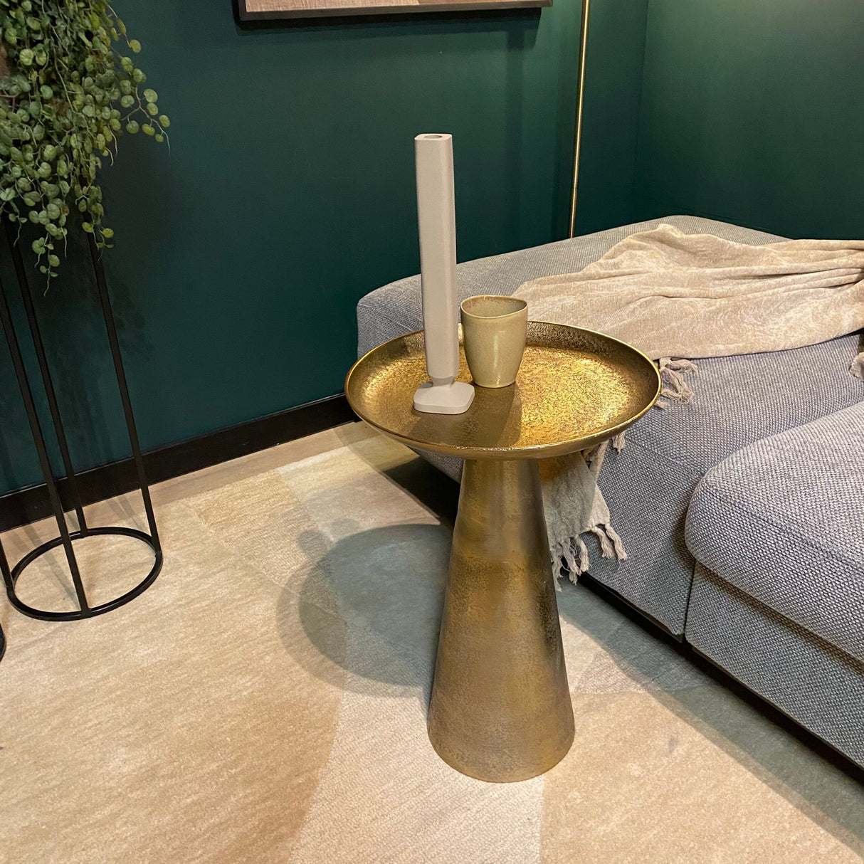 Couchtisch – Aluminium Material, Rundes Design, Antik Goldfinish, S – Daisy | Starfurn