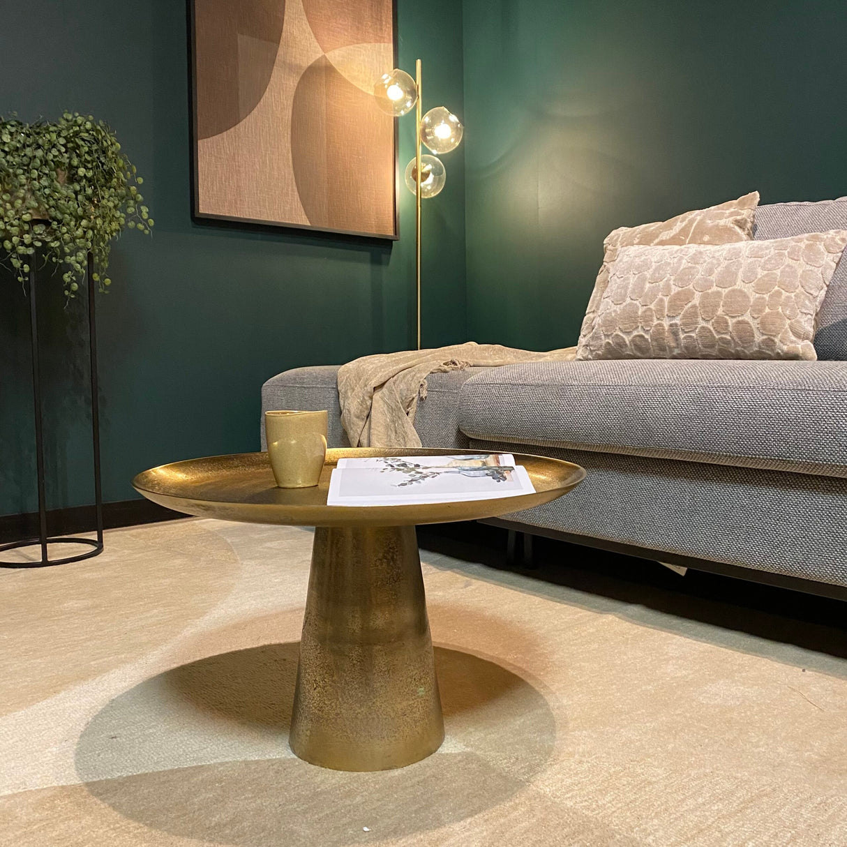 Couchtisch – Aluminium Material, Rundes Design, Antik Goldfinish, L – Daisy | Starfurn