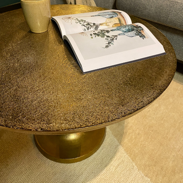 Couchtisch – Antikgoldene Oberfläche, Aluminium Körper, Niedrige Form - Amara | Starfurn