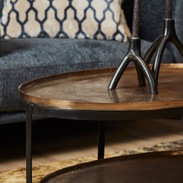 Couchtisch – Aluminium Metall, Ovales Design, Antik Goldfinish, Schwarzgestell – Kate | Starfurn