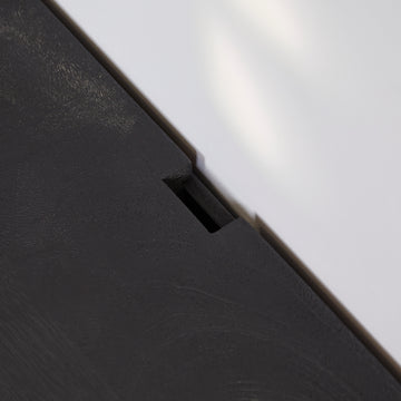 TV-Lowboard aus Mangoholz mit schwarzer Lackierung, grifflosen Türen und Push-to-Open-Funktion – Vision | Starfurn