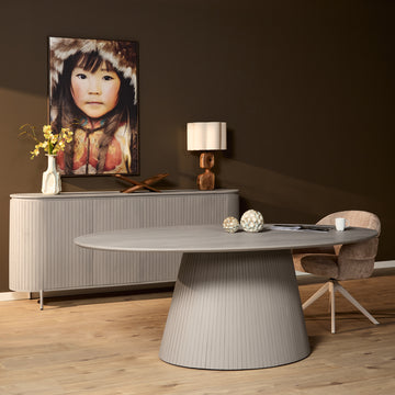 Esszimmertisch – Taupe Farbton, Ovale Form, Vertikale Latten – Solana | Starfurn