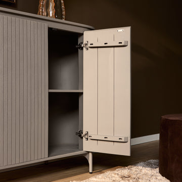 Schrank – Taupe Oberfläche, Vertikale Latten, Mangoholz – Solana | Starfurn