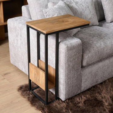 Beistelltisch – Helles Mangoholz, Schwarzes Metall, Schlankes Design – Slider | Starfurn