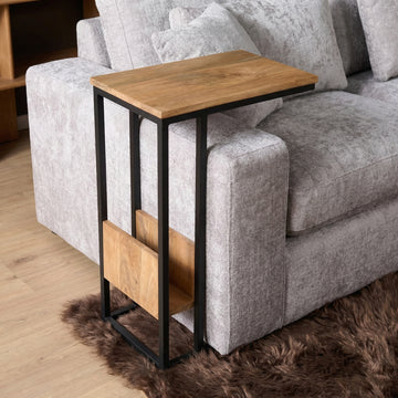 Beistelltisch – Helles Mangoholz, Schwarzes Metall, Schlankes Design – Slider | Starfurn