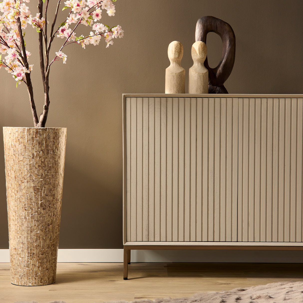 Sideboard - Sandfarbenes Mangoholz, Vertikale Lamellenfront, Bronzefarbenes Metallgestell, 210 cm – Madison | Starfurn