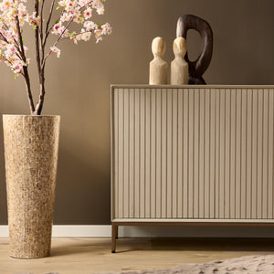 Sideboard - Sandfarbenes Mangoholz, Vertikale Lamellenfront, Bronzefarbenes Metallgestell, 210 cm – Madison | Starfurn