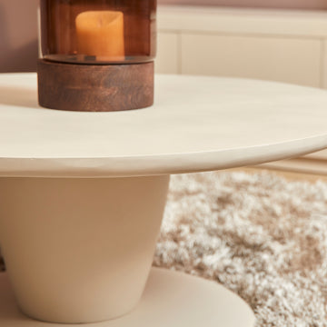 Couchtisch – Mangoholz Korpus, Sandfarbenes Finish, Skulpturales Design – Mabel | Starfurn