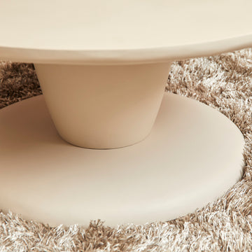 Couchtisch – Mangoholz Korpus, Sandfarbenes Finish, Skulpturales Design – Mabel | Starfurn