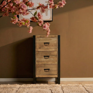 Schrank – Mangoholz Material, Schwarze Metallakzente, Dreischubladen Design – Britt | Starfurn