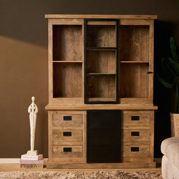Vitrinenschrank – Mangoholz, Holzstreifen, Metalltüren – Noa | Starfurn