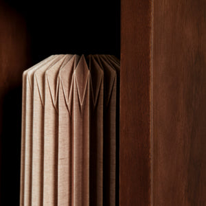 Bücherregal - Braunes Mangoholz, Offene Fächer, Grifflose Türen, 90 cm – Brussel | Starfurn