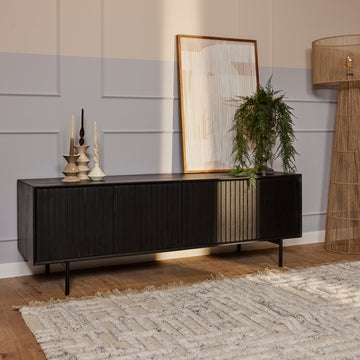 TV-Möbel - Schwarzes Mangoholz, Vertikale Lamellenfront, Schwarzes Metallgestell, 165 cm – Madison | Starfurn