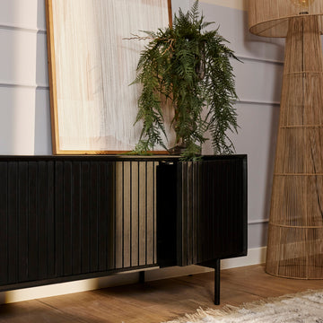 TV-Möbel - Schwarzes Mangoholz, Vertikale Lamellenfront, Schwarzes Metallgestell, 165 cm – Madison | Starfurn