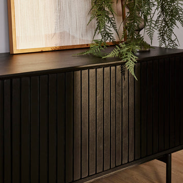 TV-Möbel - Schwarzes Mangoholz, Vertikale Lamellenfront, Schwarzes Metallgestell, 165 cm – Madison | Starfurn