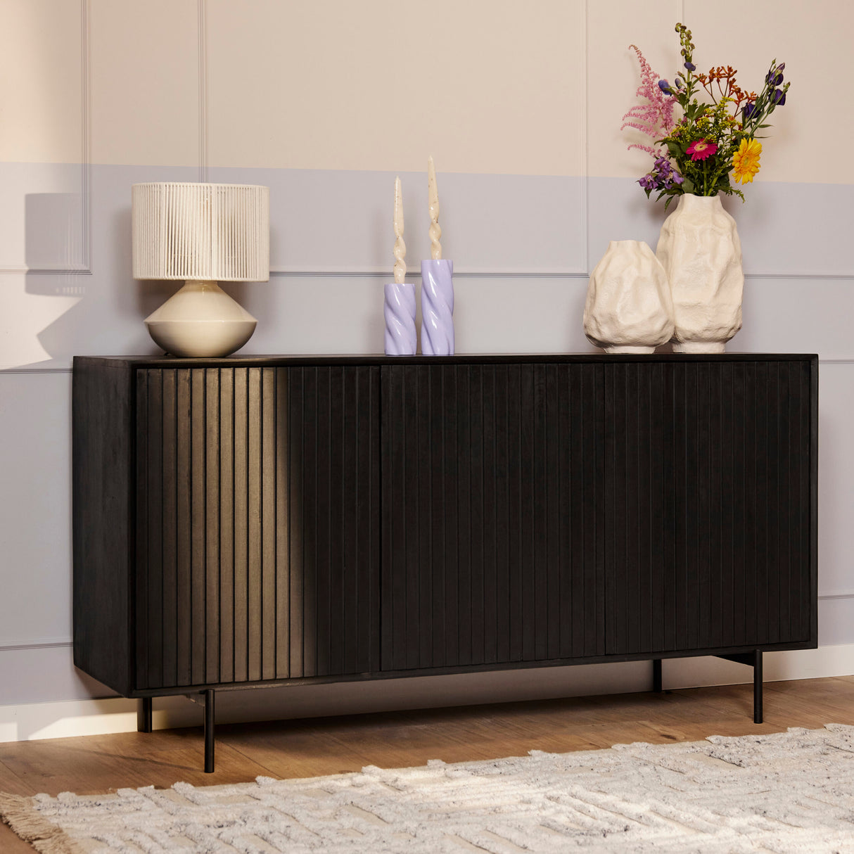 Sideboard – Mangoholz Korpus, Metallgestell, Schwarze Oberfläche – Madison | Starfurn